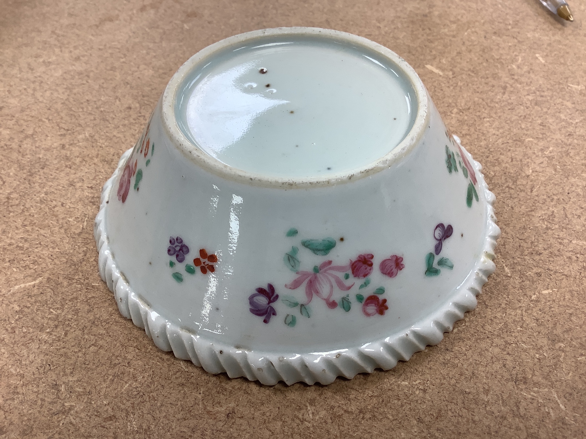 A Chinese Qianlong famille rose patty pan, and a 19th century Chinese ginger jar and cover (2)
